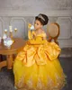 Abiti da ragazza di fiori con cristalli di pizzo giallo Bateau Balll Gown Little Girl Wedding Abiti da spettacolo di comunione economici