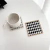 Tapis de Table en acrylique, beau damier carré, isolation thermique, tasse à thé/café, pratique, résistant à la chaleur pour la maison