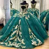 2023 Vestidos de bola quinceanera sexy Vestidos de bola caçadores verde laca lacinária de renda de ouro Aplicado Tulle V comprimento do pescoço Plus Tamanho Prom