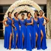 African Summer Royal Blue szyfonowe koronkowe sukienki druhny Line Cap Sleeve Split Long Maid of Honor suknie plus size na zamówienie