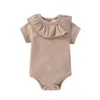 2023 Summer Short Sleeve Solid Color Ruffle Jumpsuit Nyfödd baby stickade rompers 100% bomull onesie