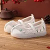 Athletic Shoes 2023 Girls Summer Hanfu broderade andningsbara mesh sandaler kinesiska stil barn mode