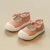 Atletische schoenen kinderen canvas casual kinderen mooie boog flat hakken meisjes lente 2023 prinses solide kleur sneakers voor peuter meisje