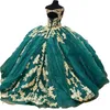 2023 Vestidos de bola quinceanera sexy Vestidos de bola caçadores verde laca lacinária de renda de ouro Aplicado Tulle V comprimento do pescoço Plus Tamanho Prom