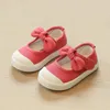 Atletische schoenen kinderen canvas casual kinderen mooie boog flat hakken meisjes lente 2023 prinses solide kleur sneakers voor peuter meisje