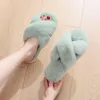 Pantofole 2023 Donne di lusso Fluffy House Winter Warm Peluche Camera da letto Antiscivolo Fashion Flat Scarpe femminili Indoor Ladies Furry Slides