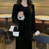 Casual Dresses French Retro Black High-End Pleuche Långärmad kvinnlig bas av fonden 2023 Autumn Winters är liten klänning