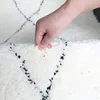 カーペットモロッコモロッコリビングルームのための黒い白い幾何学的パターンカーペットホームベッドルームインディアコットン織りラグソファコーヒーテーブルフロアマット