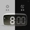 Tischuhren LED-Spiegel Digitaluhr Alarm Batterie USB-Aufladung Datum Temperaturanzeige Schlummerfunktion Elektronische Uhr Home Office Dekor