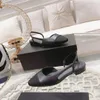 Box Beach Designer Sandals 여름 여름 캐주얼 패션 100% 가죽 신발 벨트 버클 두꺼운 발 뒤꿈치 Baotou Lady Flat Work 90 S