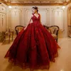 2023 Burgunderrotes Quinceanera-Kleid mit V-Ausschnitt, Kristallperlen, handgefertigte Blumen, Pailletten, Sweet-16-Abschlussballkleid, Sweep-Zug, Ballkleid, Tüll, Prinzessin, Partykleid, individuell