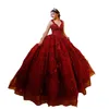 2023 Burgunderrotes Quinceanera-Kleid mit V-Ausschnitt, Kristallperlen, handgefertigte Blumen, Pailletten, Sweet-16-Abschlussballkleid, Sweep-Zug, Ballkleid, Tüll, Prinzessin, Partykleid, individuell