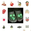 Accessori per parti di scarpe 20Pcs Modello Bad Bunny Glow In The Dark Croc Jibz Charms Luminose decorazioni in PVC 2D Perni fluorescenti Zoccoli Dhxjs