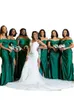2023 Afrikaanse sexy bruidsmeisjesjurken Dark Green Wedding Guestjurk Off Shoulder Elastic Satin Ruched Mermaid Party Maid of Honor Jurken Sweep Train Side Split