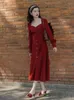 Robes décontractées Restaurent des manières anciennes Jeune fille à manches longues rouge sur la robe ci-dessus
