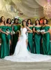 2023 Afrikaanse sexy bruidsmeisjesjurken Dark Green Wedding Guestjurk Off Shoulder Elastic Satin Ruched Mermaid Party Maid of Honor Jurken Sweep Train Side Split