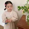 Flickaklänningar 2023 Spring Autumn Baby Girls Floral Dress Korean Kids Långärmad blomma Bomull Linne Barn en bit kläder