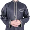 民族衣類サウジアラビアアラブの光沢のあるトーベドバイアバヤ男性刺繍イスラム教徒の服