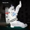 Gigantische opblaasbaar astronaut Model Witte Spaceman Ballon Holding Flag met LED -licht voor parkdecoratie