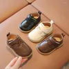 Första vandrare brittisk stil baby pojkar casual läderskor 2023 höst spädbarn småbarn utomhus mjuksolade icke-halkbarn barn