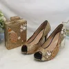 Klänningskor Champagne Guldkristall Kvinnor Sandaler Öppen Tå Brud Bröllop och väska Set Peacock Flower Peep High Heels Handväska Pumpar