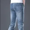 Jeans da uomo Pantaloni leggings blu a vita media Quattro stagioni Moda regolare Orso Ricamo Jeans a matita Pantaloni slim piedi Abbigliamento