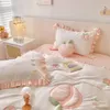 Yatak takımları pamuk sevimli şeftali aplike nakış seti beyaz pembe patchwork yorgan kapağı fırfırlar yorgan yatak sayfası yastık kılıfı