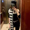 Halsdukar svartvita ränder plysch frans halsduk kvinna 2023 höst vinter mjuk glutinös imitation mink super lång