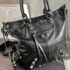 Abendtaschen 2023 Farben Trend Frühjahr Neue Ölwachs Lokomotive Unterarm Shopping Aktentasche Handheld Rivet Single Shoulder Crossbody Damen