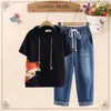 Roupas de pista feminina feminino 2 peças roupas de verão cenas de desenho animado com capuz e camiseta e cintura elástica bordado de bordado de jeans de comprimento