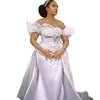 Afrikanische Luxus-Meerjungfrau-Hochzeitskleider, große Perlen, schulterfrei, Aso Ebi-Brautkleid, Rüschen, weißer Satin, abnehmbarer Zug