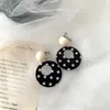 Dangle Küpeler Siyah Beyaz Polka Dot Çiçek Vintage Kadınlar Boncuklar Stud Ear Ceket Yuvarlak Basit Mizaç Kore Moda Takı