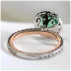 Anéis de casamento lindos redondos redondos de pedra verde Mulheres micro pavimentadas cheias de vidro nobre anel de noivado da senhora clássico