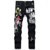 Jeans da uomo Rivetto stile punk Pantaloni neri Graffiti Streetwear Harakuju Pantaloni in denim per patchwork maschile