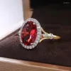 Bröllopsringar Elegant stora ovala röda CZ Stone Två ton design ädla för kvinnor lyxiga gåva smycken bague förlovningsring anillos