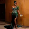 Emerald Green Mermaid aftonkl￤nningar Sexig en axel sammet aftonkl￤nning Beaded Crystals Split Side Pageant Prom Dress