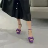 Mor Saten Yay Metal mektup Süs Platformu Sandalet Pompalar bayan Akşam ayakkabı kadın topuklu 14cm arkası açık iskarpin Lüks Tasarımcılar ayak bileği kayışı süper yüksek sandaletler