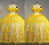 Fashion Yellow Floral Pearls Lace Quinceanera kl￤nningar Inget t￥g fr￥n axeln 3D Flowers Tulle Pageant Birthday Party Dress Sweet 15 16 Girls