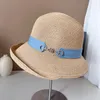 Широкие шляпы по краям