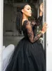 2023 Black Gothic A Line Marid Robes Velvet Manches longues Lace Vintage Boho Bridal Robes Sexy Open Back With Tulle Sweep Train 3224173