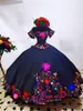 Vintage meksykańskie kwiaty haftowane sukienki na quinceanera Charro 2023 satynowe suknie balowe Off The Shoulder Party Sweet 16 Dress Prom ciemny granatowy