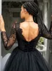 2023 Schwarze Gothic A-Linie Brautkleider Samt mit langen Ärmeln Spitze Vintage Boho Brautkleider Sexy offener Rücken mit Tüll Sweep Zug Kleid für Bräute
