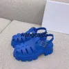 Sandalet Kadın Terlik Yan Sandalet Sandal Tasarımcı Platformu Monolith Beach Köpek Kauçuk Slaytlar Beyaz Siyah Slayt T2301302