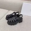 Sandalet Kadın Terlik Yan Sandalet Sandal Tasarımcı Platformu Monolith Beach Köpek Kauçuk Slaytlar Beyaz Siyah Slayt T2301302