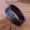 Wedding Rings 8mm Mens Fashion Black Tungsten Carbide Ring Blue Carbon Fiber ingelegde verlovingsband Sieraden Gift voor mannen