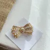 Designer Pins for Women Brand Gold Letter Bow Brooch Pearl Diamond Accessories Vintage Womens Gentle Breastpins 2301301QS