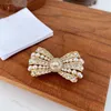 Femmes De Luxe Designer Broche Broches Doux Arc Broches Diamant Perle Accessoire Marque Lettre Vintage Femmes Advanced Breastpin 2301301QS