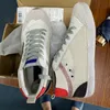 Scarpe sporche di lusso con paillettes nuove scarpe casual vecchie sporche oro super stella d'oca Scarpe super sporche di marca italiana sneakers alte con stella.