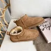 Botas de neve femininas ultra mini, macias e confortáveis, botas de pele de carneiro mantêm as botas quentes com saco de cartão para o pó Presentes bonitos