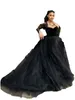 2023 Black Gothic A Line Wedding Dresses Velvet Long Sleeves Lace Vintage Boho Bridal Bowns Sexig öppen rygg med Tulle Sweep Train Dress for Brides